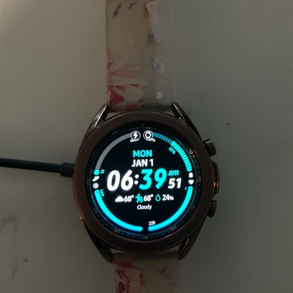 Female Samsung Smartwatch - Picture 2 of 4